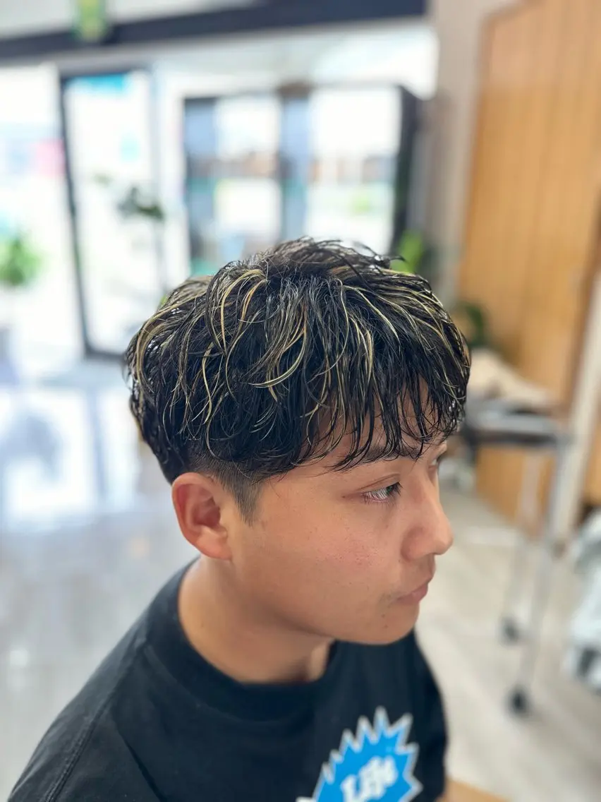 カラー パーマ メンズ メンズハイライト マッシュ メンズパーマ シースルーマッシュ ハイライトカラー arika オケシ　リョウダイのヘアスタイル