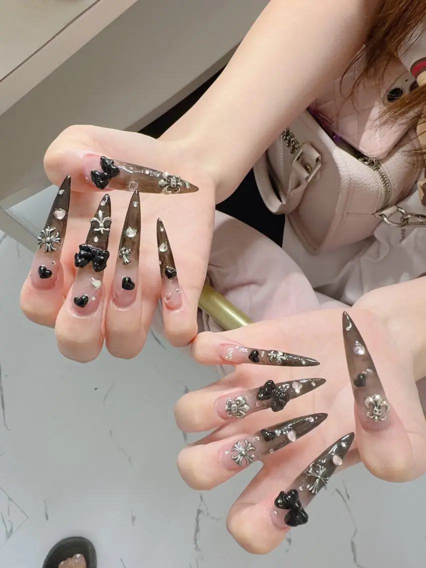 ネイル 長さ出し グラデーション 卒業式 キラキラネイル マグネットネイル Lee Nailsのネイルデザイン