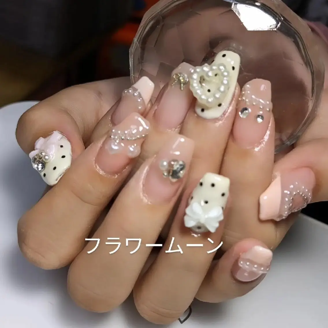 ネイル ドット フレンチネイル フラワー ムーンのネイルデザイン