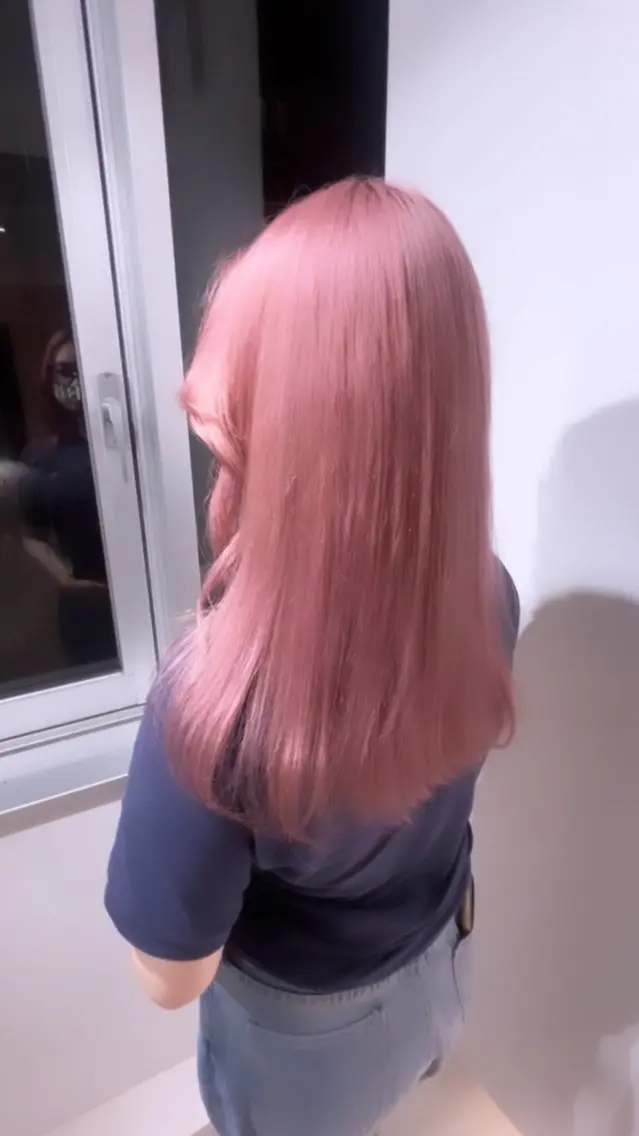 カラー ニトウ レイナのヘアスタイル