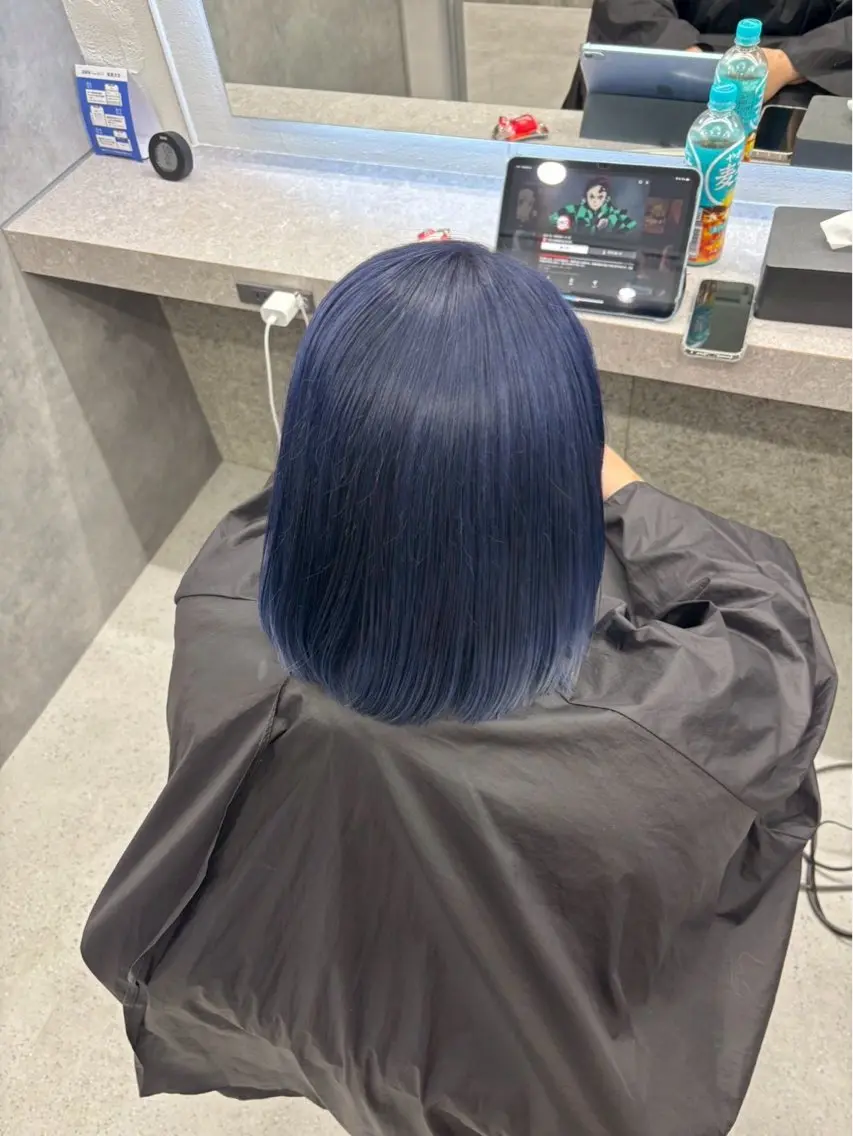 ミディアム カラー ブリーチ ネイビーカラー ヘアカラー ハイトーン🪼派手髪 mahoのヘアスタイル