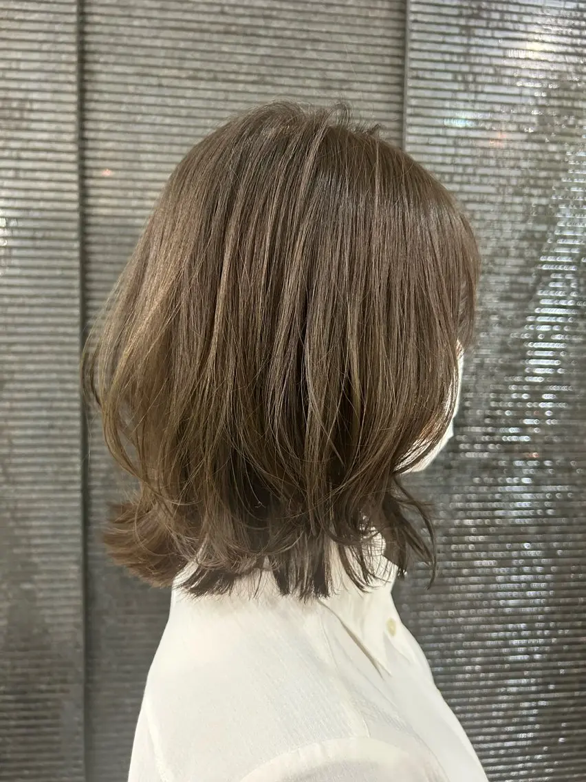 ミディアム カラー ベージュカラー 透明感カラー オリーブベージュ 對馬 光梨のヘアスタイル