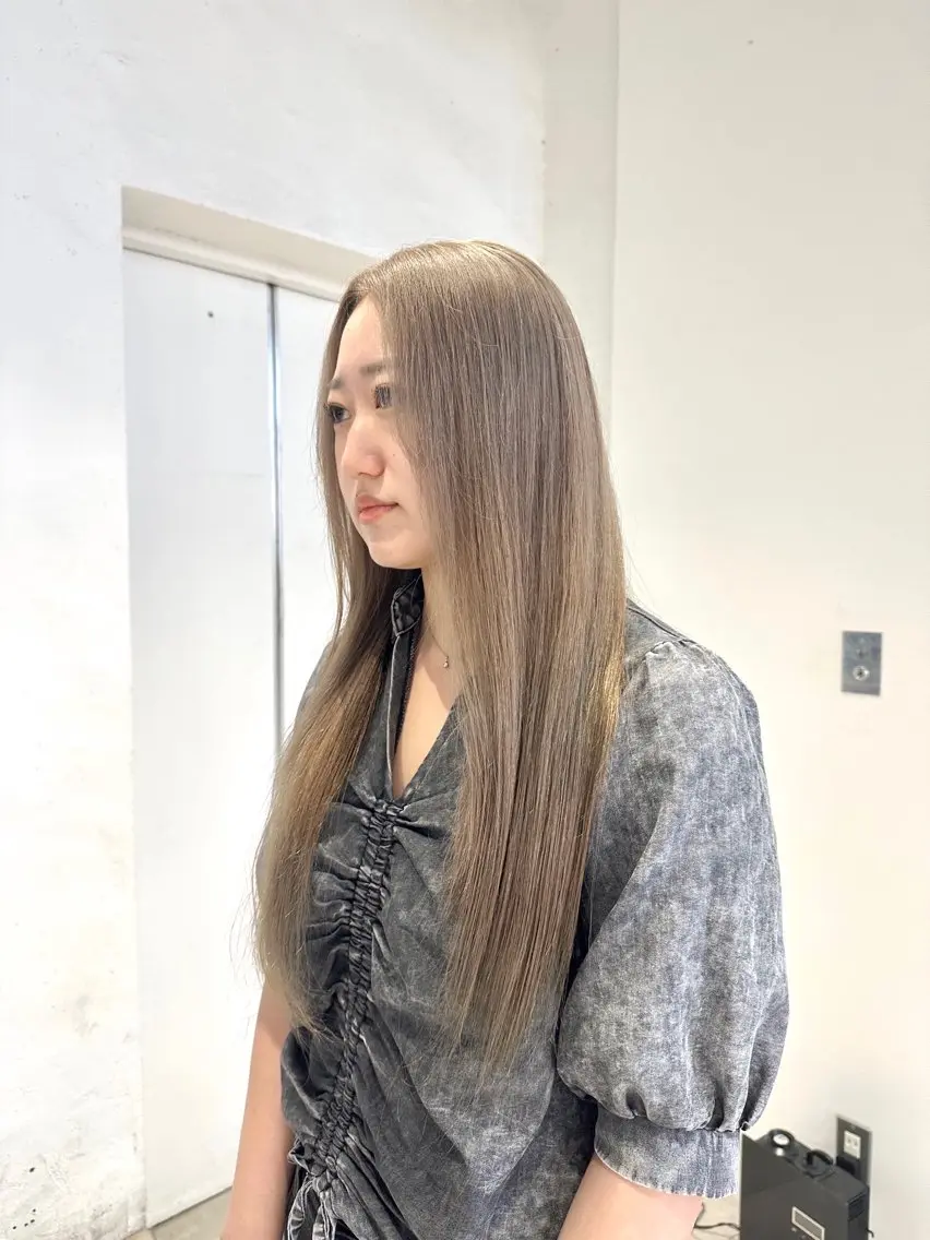 ロング カラー ベージュカラー ミルクティーベージュ ヘアカラー 韓国ヘアメンズ・レデ ィース特化ミクのヘアスタイル