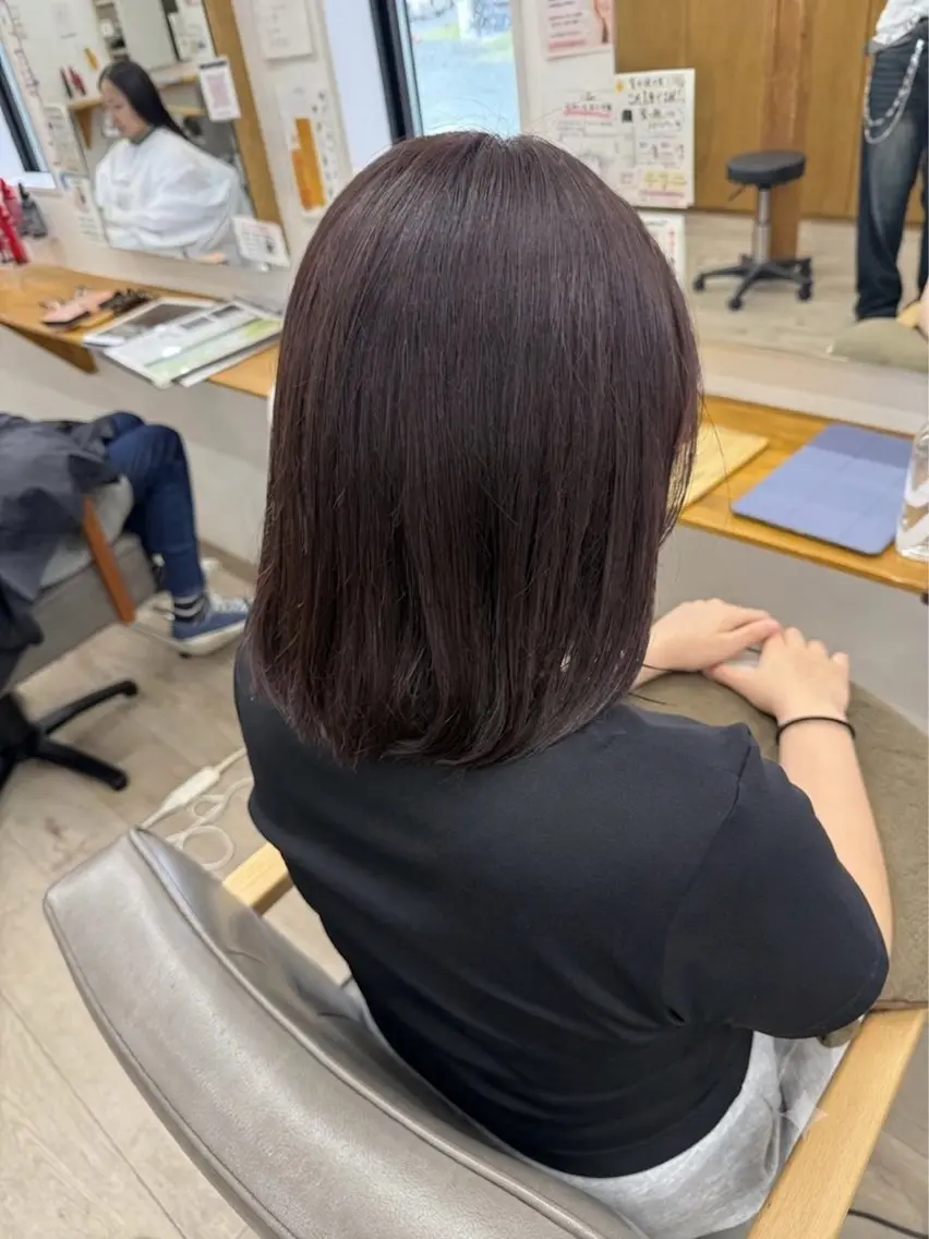 ミディアム パープルカラー ヘアカラー ちほ/顔周りレイヤー /ベージュカラーのヘアスタイル