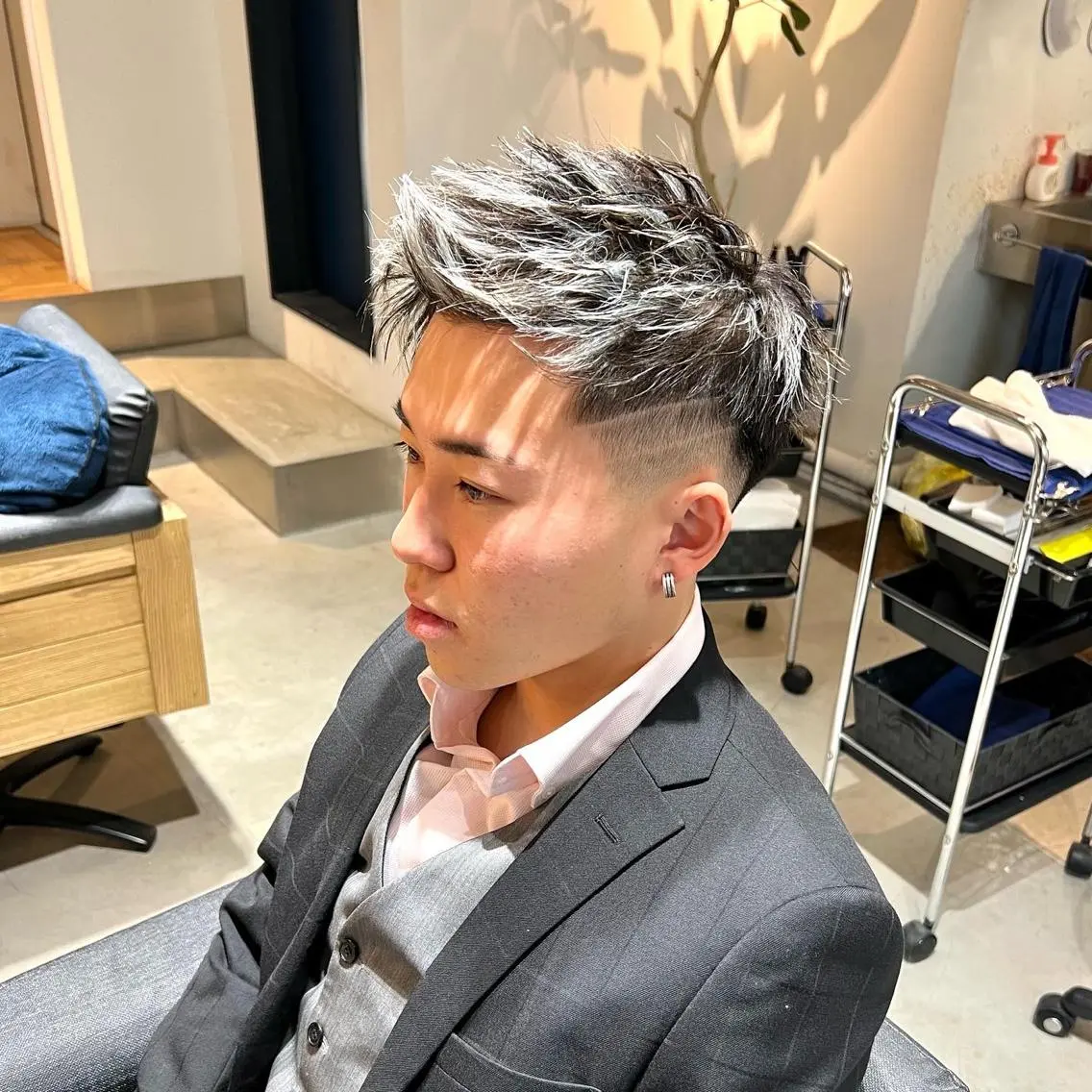 カラー メンズ メンズメッシュ メッシュ シルバー ホワイトシルバー カット ヘアカラー トリートメント メンズ専門 井藤 雅也のヘアスタイル