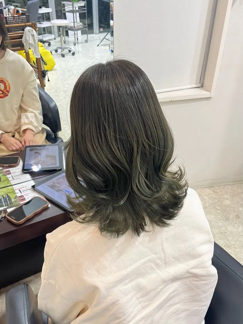 ミディアム カラー 尾﨑 ひよりのヘアスタイル