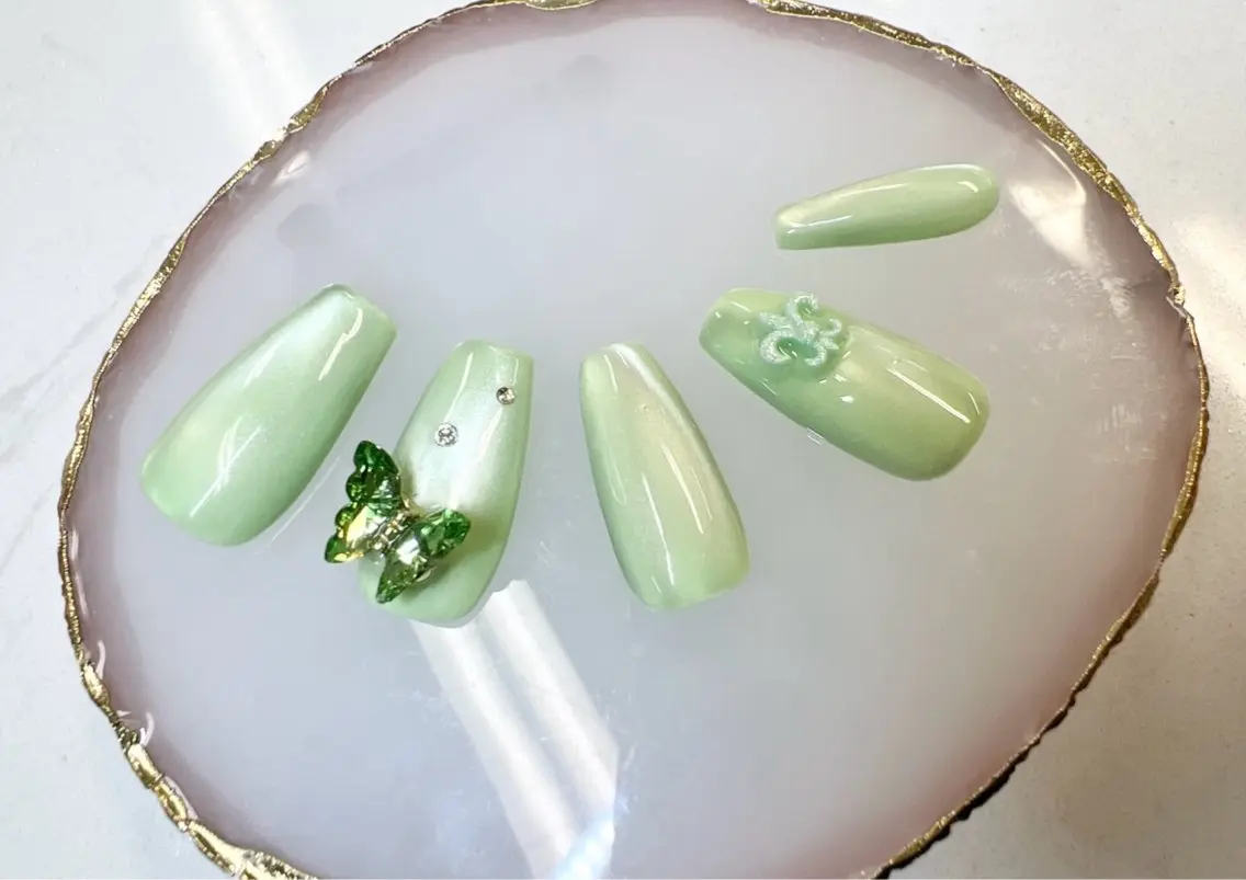 ネイル フレンチネイル ジェルネイル ガラスフレンチ ハート キラキラネイル Queeens nailのネイルデザイン