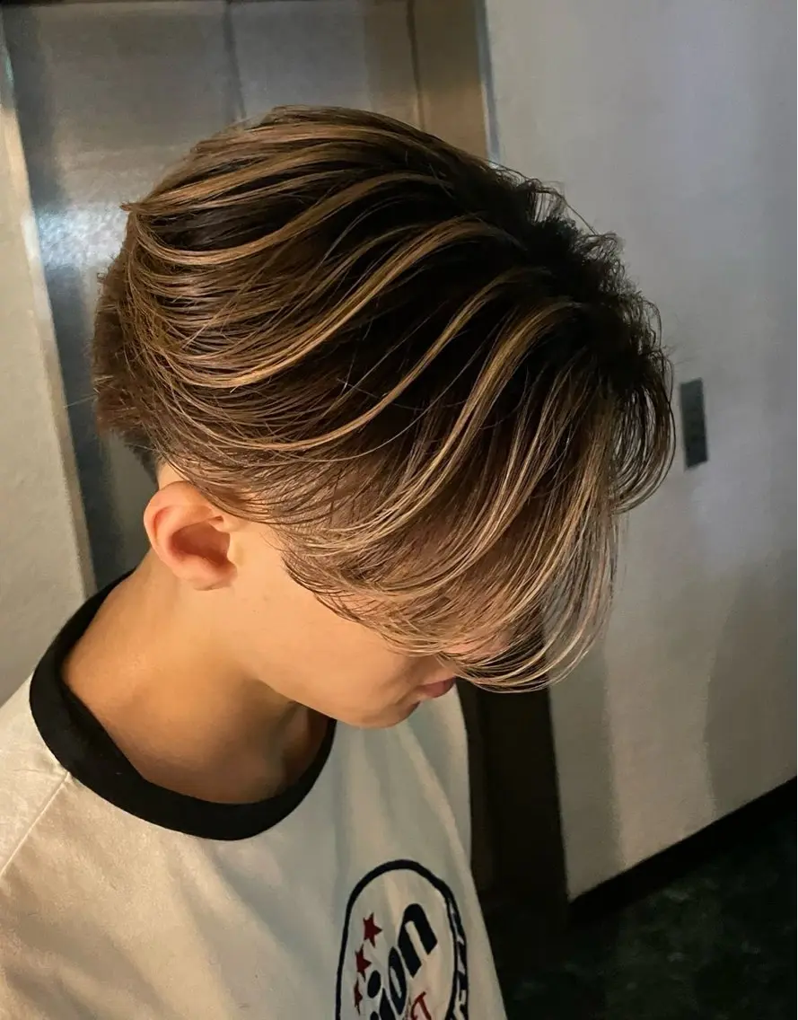 メンズ メンズバレイヤージュ センターパート 芝本 蓮のヘアスタイル