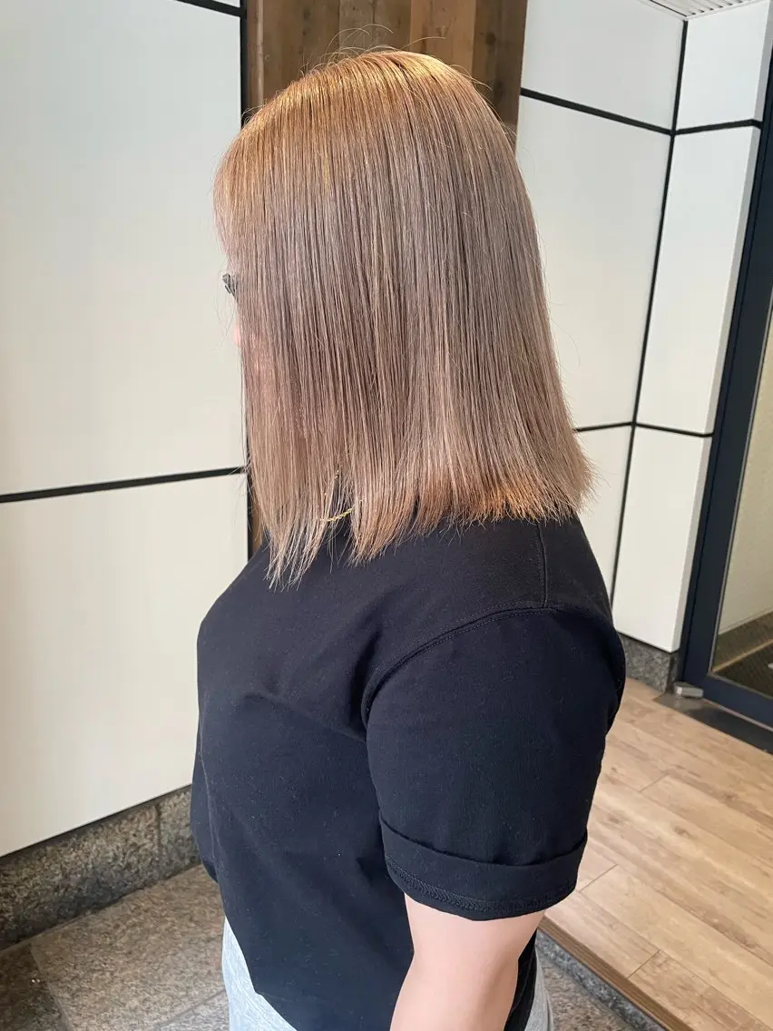 ミディアム カラー ベージュカラー ブリーチ ペールベージュ カット ヘアカラー トリートメント 渋谷 留菜のヘアスタイル