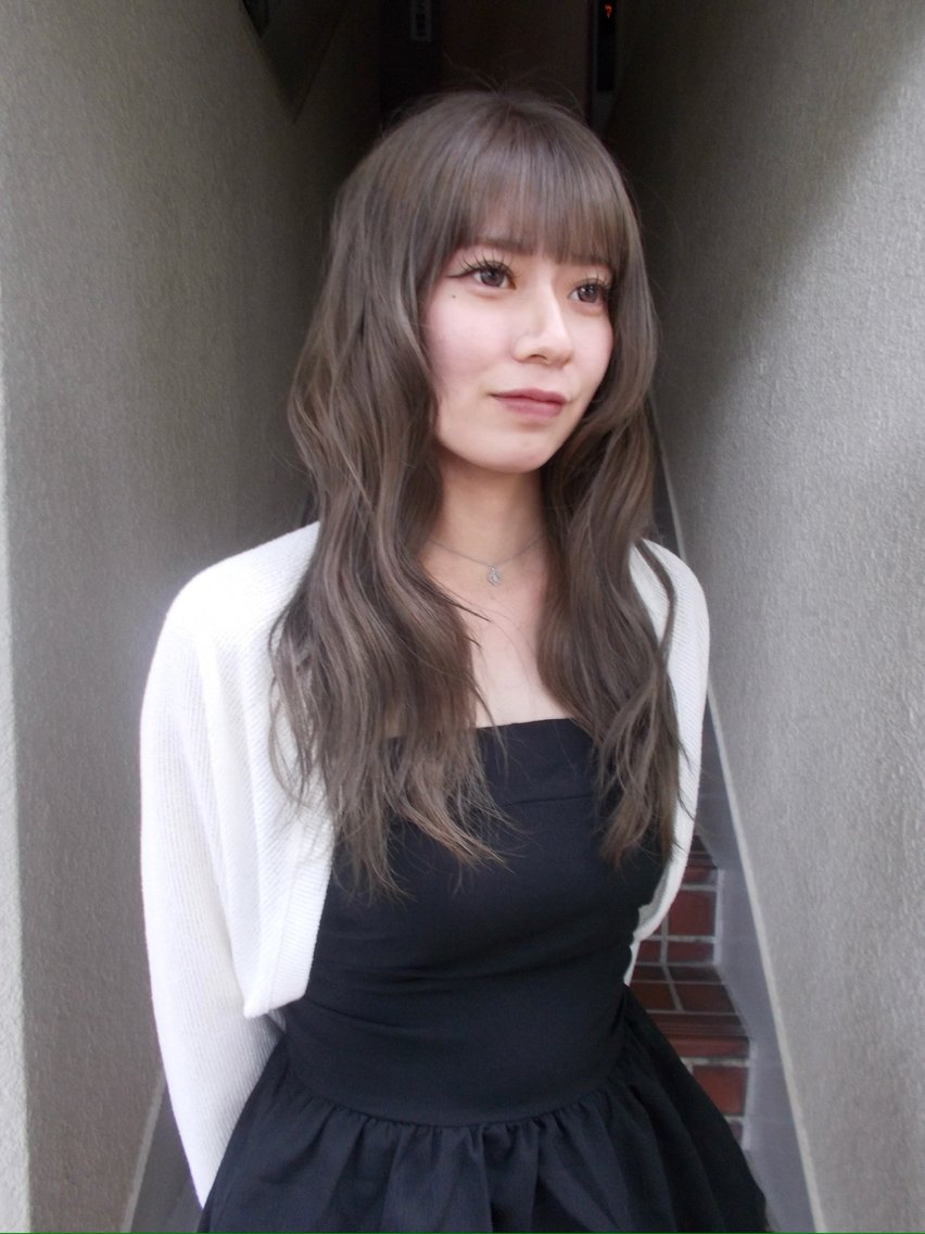 ロング カラー グレージュ シルバー シルバーグレージュ カット ヘアカラー レイヤーカット/ ハイトーン/ゆうあのヘアスタイル
