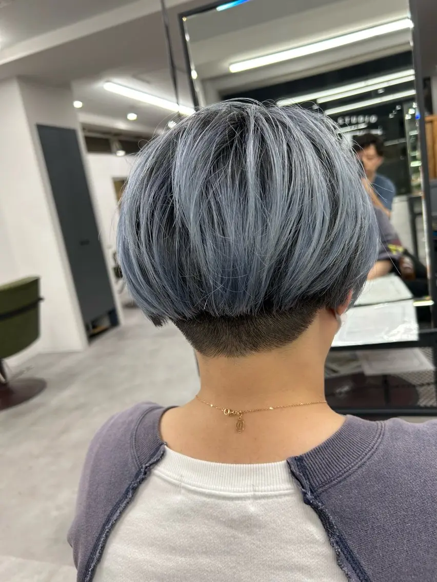 ショート カラー バレイヤージュ ブルーカラー シルバー レイヤーカット ショートヘア カット ヘアカラー トリートメント SHAFT Ieiriのヘアスタイル