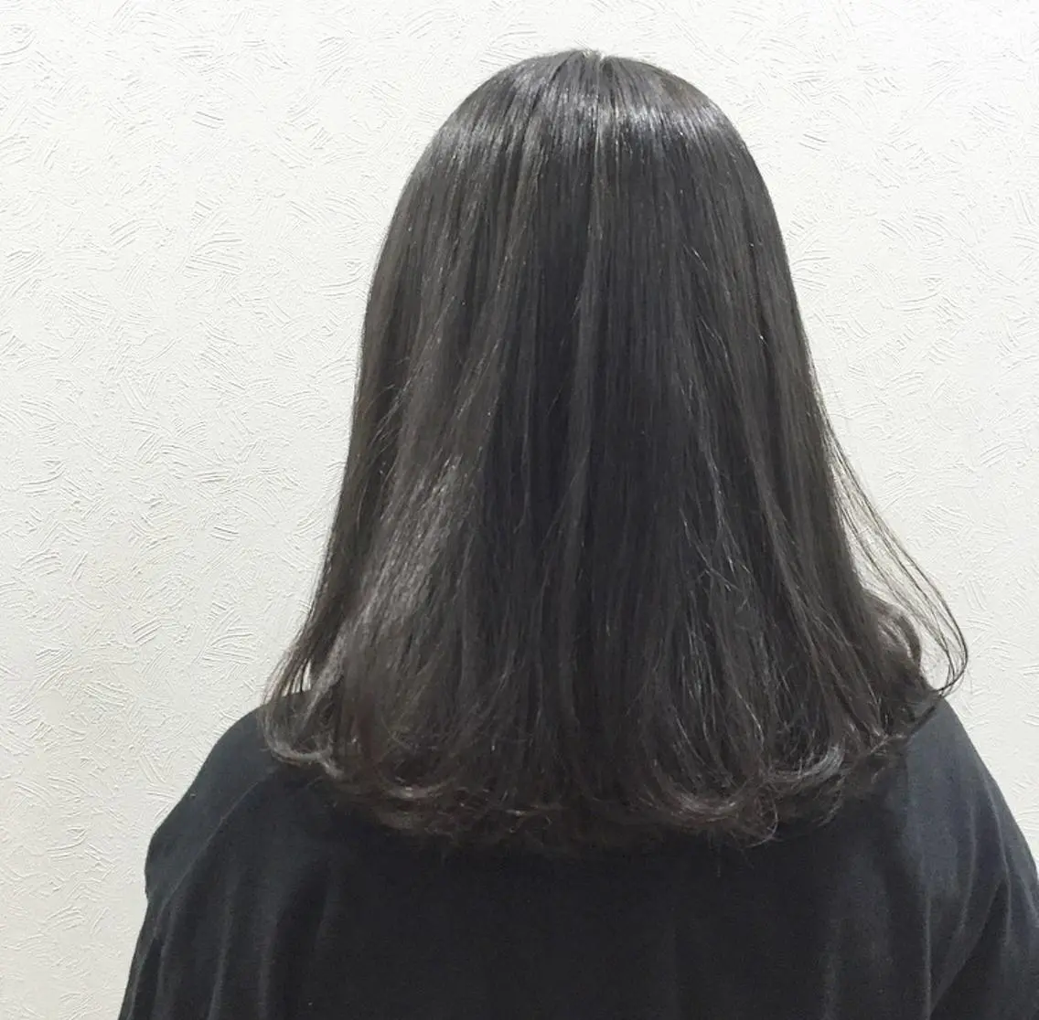 ミディアム カラー ブリーチ 透明感カラー ダークグレー 岩田 萌那のヘアスタイル