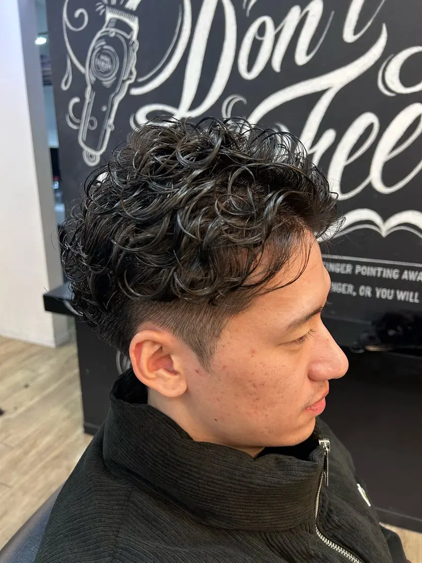 ミディアム パーマ メンズ ミディアムパーマ メンズパーマ カット パーマ 池部 宥伎のヘアスタイル