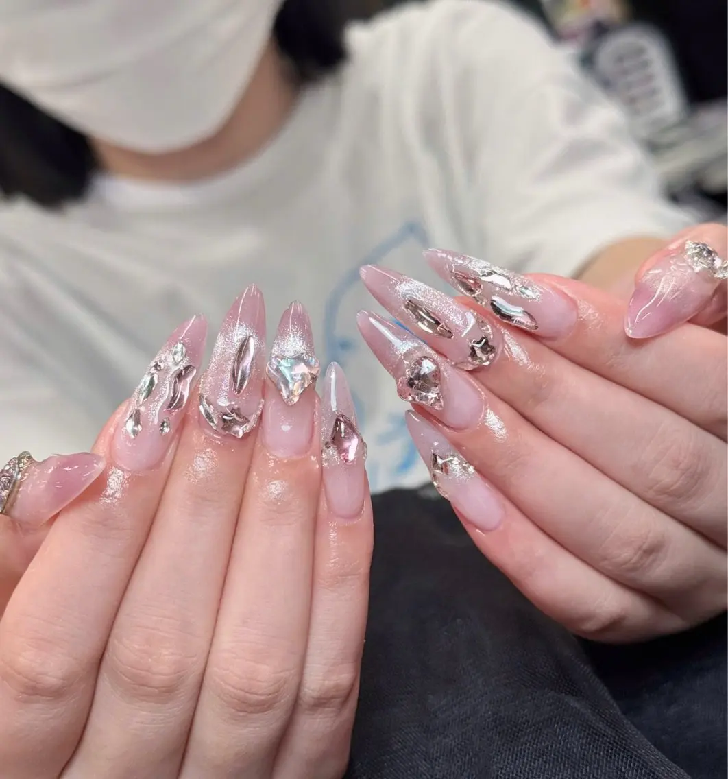 ネイル キラキラネイル ピンク シルバー Iconic Nailのネイルデザイン