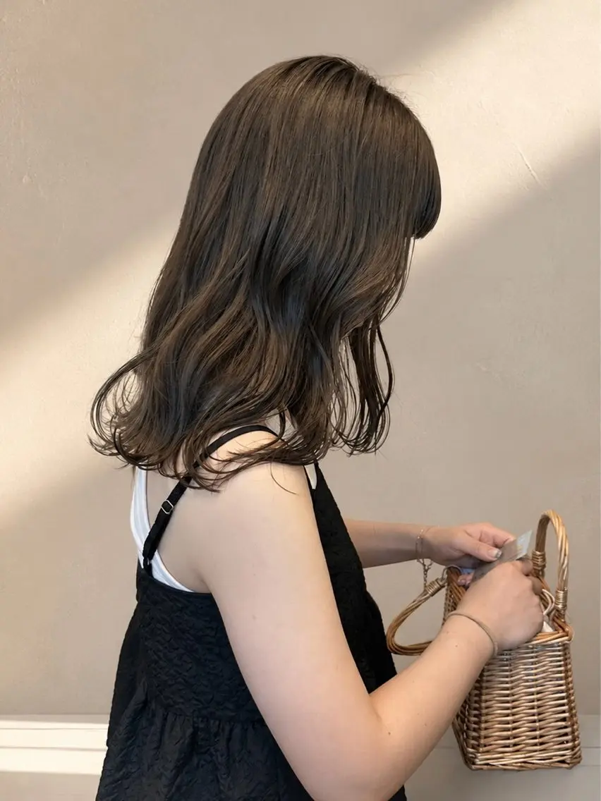 ミディアム カラー ブリーチ ブラウンカラー くすみブラウン ハイトーンカラー ブリーチなしカラー ヘアカラー トリートメント REINA☁️透明感 カラー/ぷつっと♡のヘアスタイル