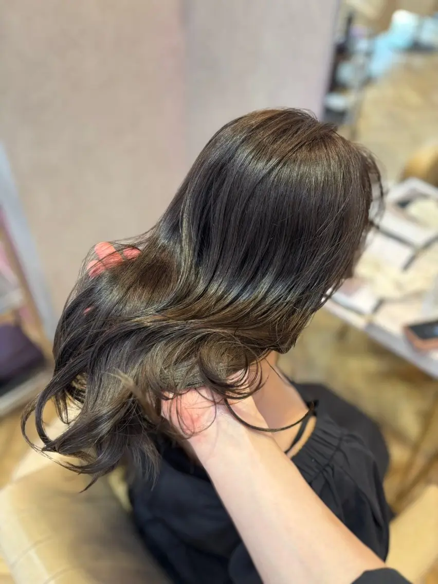 ロング カラー 透明感カラー グレージュ くびれヘア 韓国風ヘア ヘアカラー トリートメント 伊藤 愛士のヘアスタイル