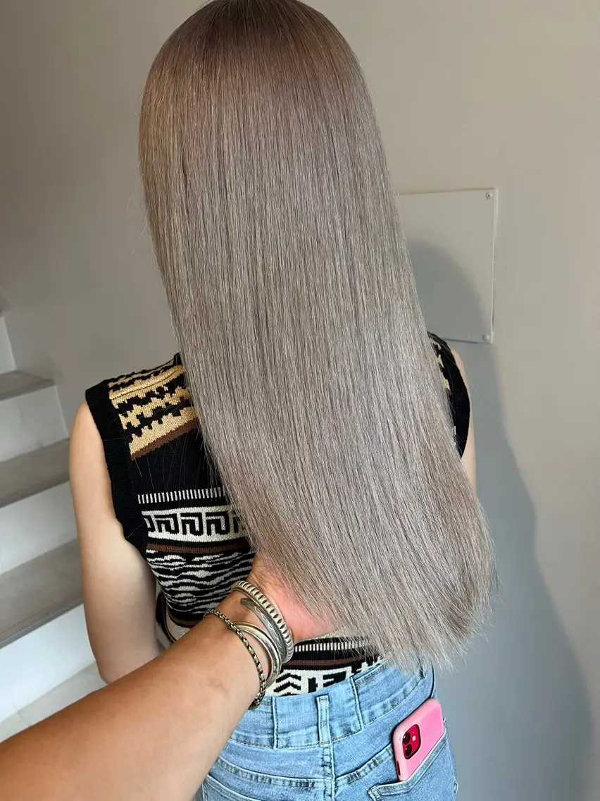 ロング カラー アッシュ アッシュグレー アッシュグレージュ ベージュカラー ブリーチ ヘアカラー Lima/ハイトー ン/ブリーチ/心斎橋のヘアスタイル