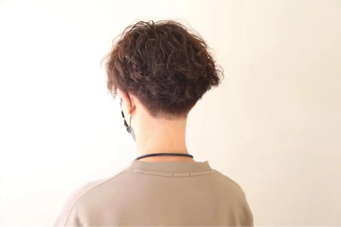 ショート パーマ メンズ センターパート パーマ 石倉 真のヘアスタイル