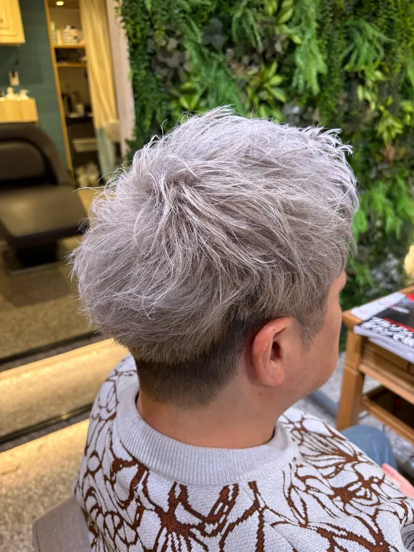 ショート メンズ メンズブリーチ メンズハイトーン ヘアカラー 韓国 レイヤーカット ハッシュカットのヘアスタイル