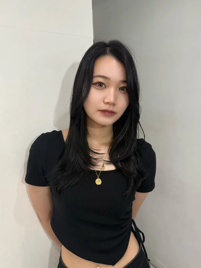 ロング ヘアカラー 韓国風黒髪🪽🩶 リンカのヘアスタイル