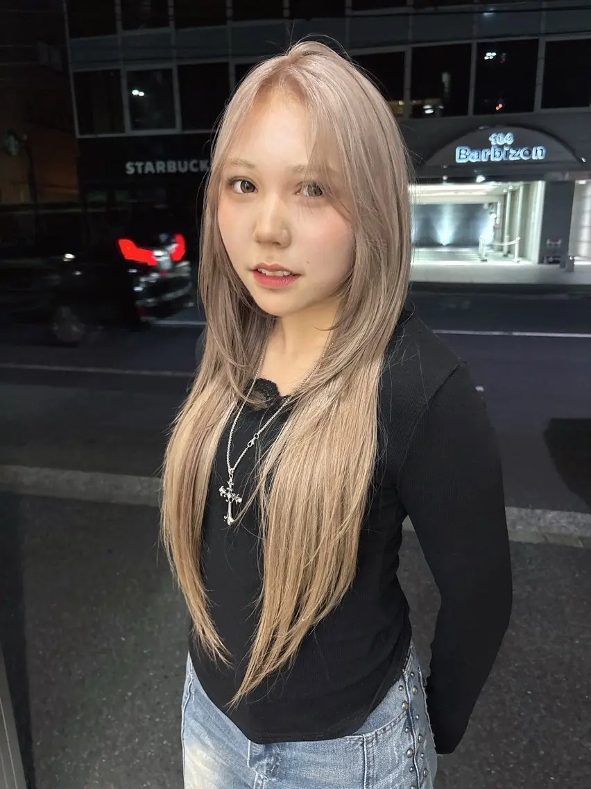 ロング カラー ヘアカラー yiye shioriのヘアスタイル