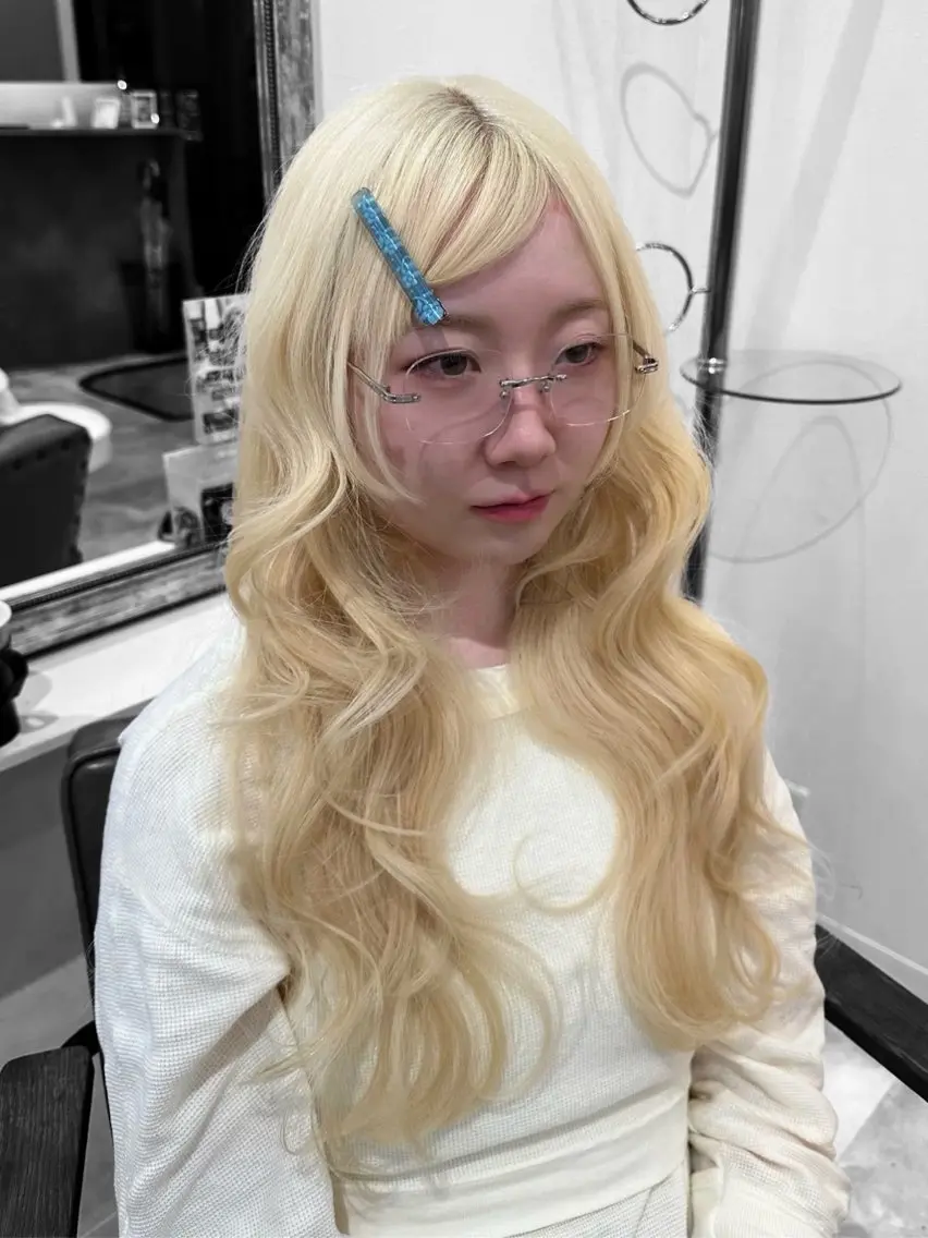 ロング カラー ブリーチ ブロンド ヘアカラー トリートメント ura/デザイン/ ハイトーン/個性派のヘアスタイル