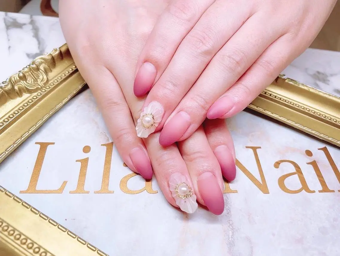ネイル フラワーネイル ジェルネイル グラデーション キラキラネイル ラメ(グリッター) Lilas Nailのネイルデザイン