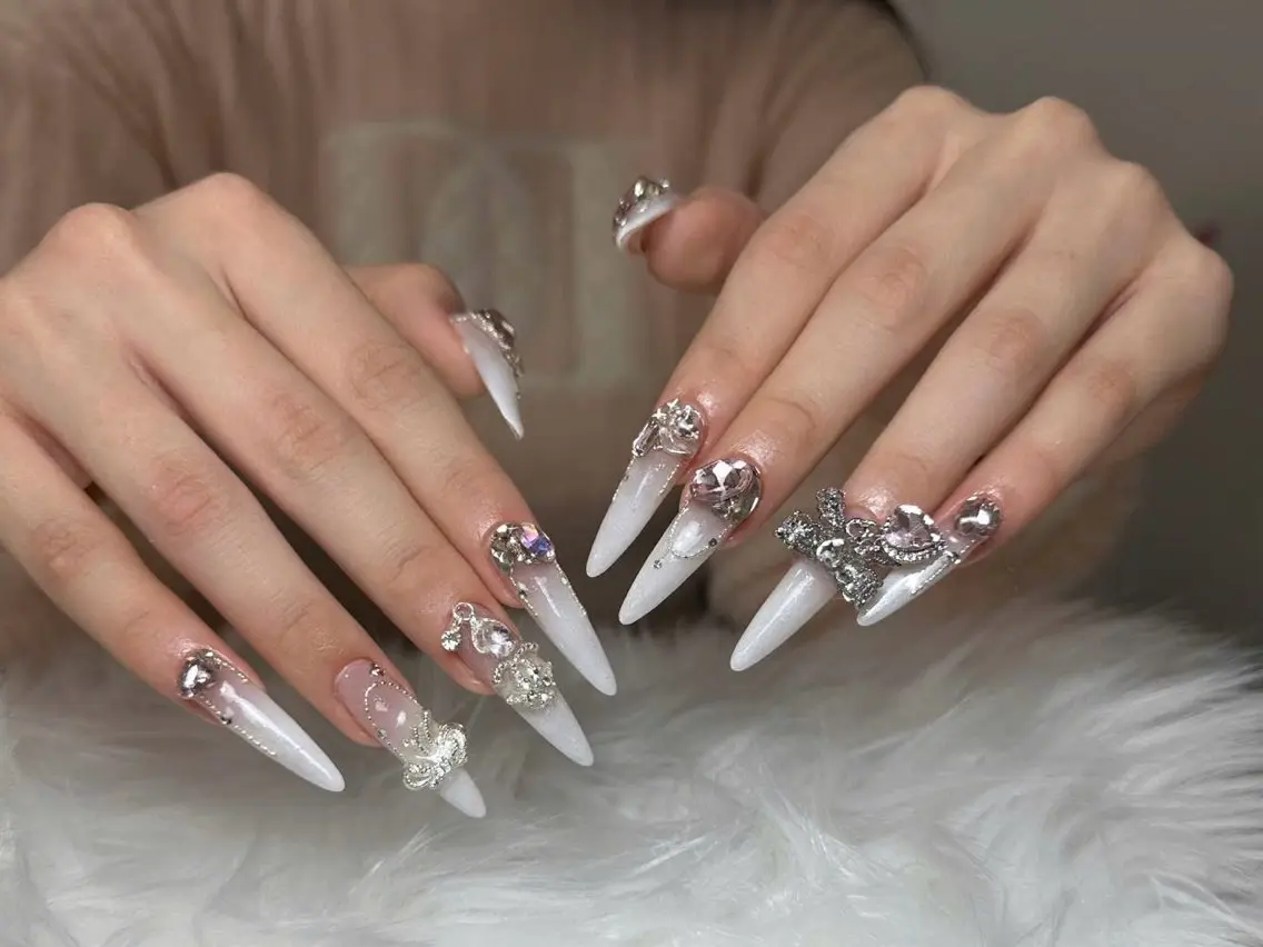 ネイル アートネイル オーロラネイル フレンチネイル ジェルネイル グラデーション ハンドネイル Luci Nailのネイルデザイン