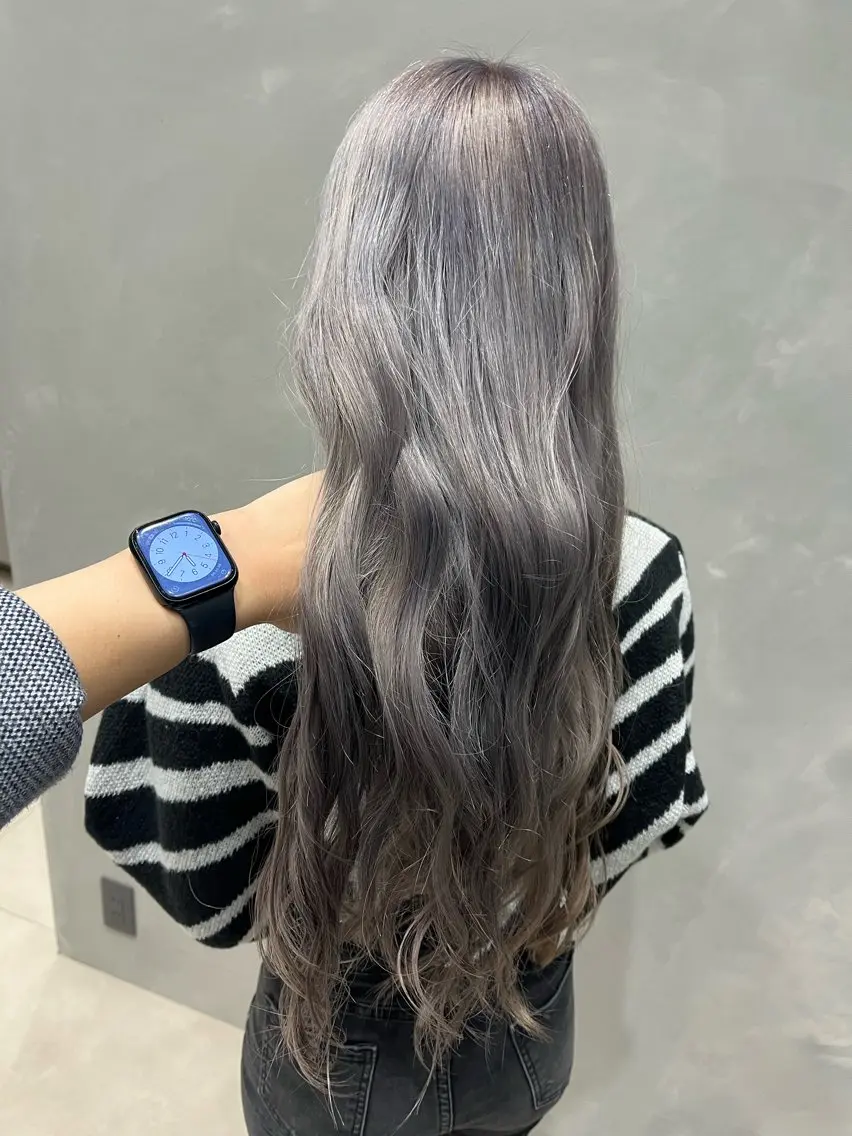 ロング カラー ブリーチ シルバー ヘアカラー トリートメント newi大分/ 磯部栞里／艶感カラーのヘアスタイル