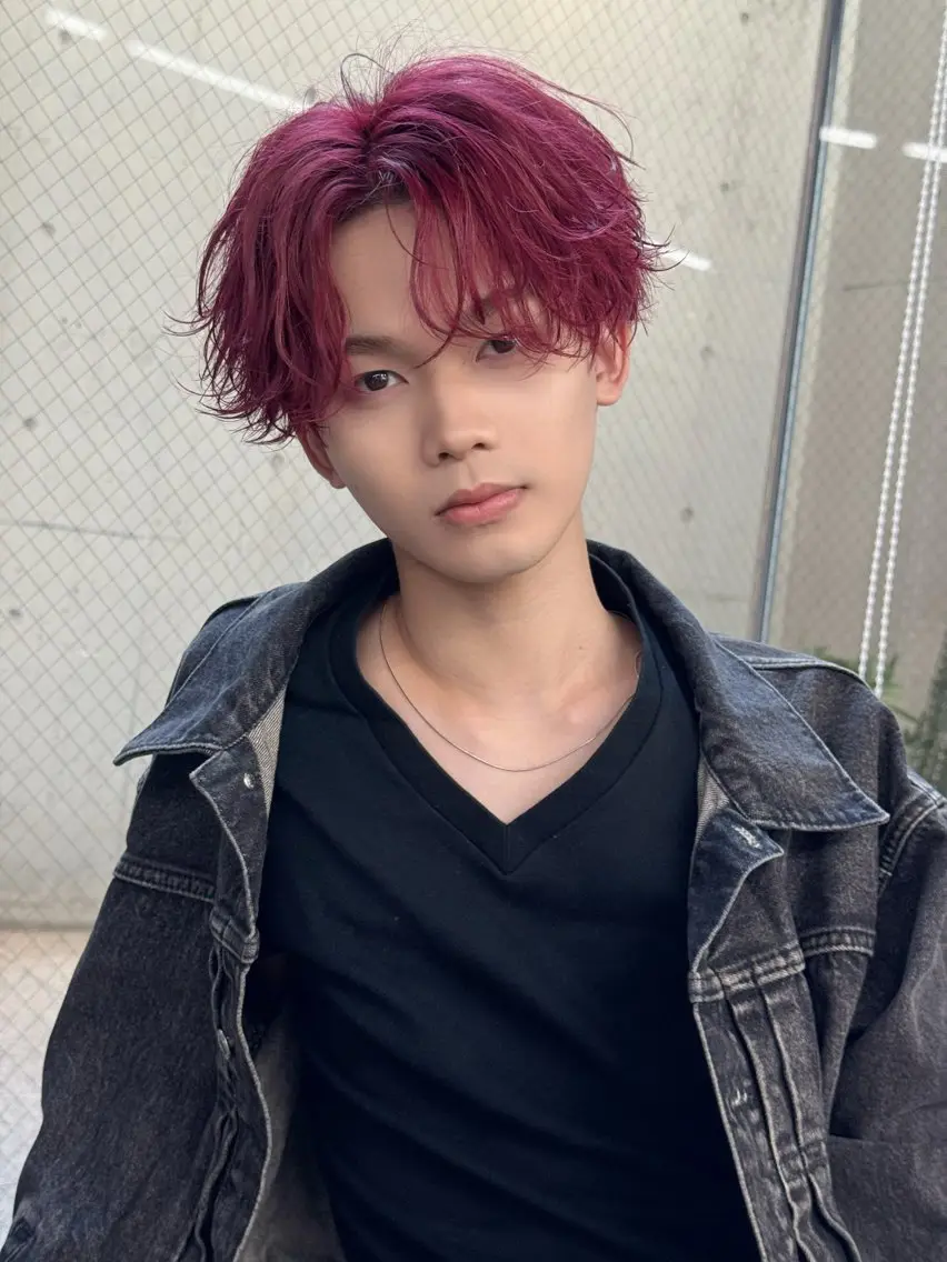 カラー メンズ メンズ韓国風 レッドカラー カット ヘアカラー 岩佐 柚太のヘアスタイル