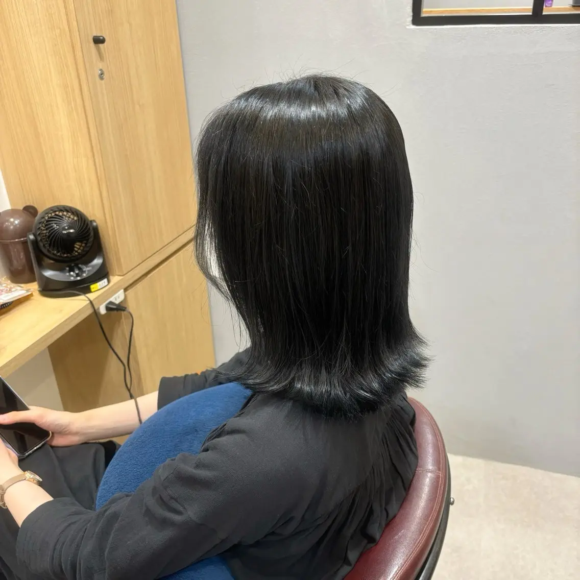 カラー 黒髪 ブルーカラー ブルーブラック カット ヘアカラー 川倉 羽未のヘアスタイル