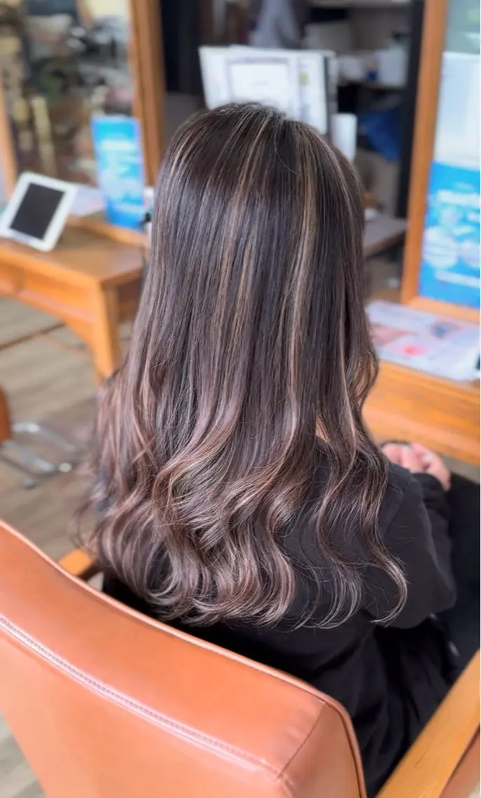ロング ハイライト な 茶のヘアスタイル