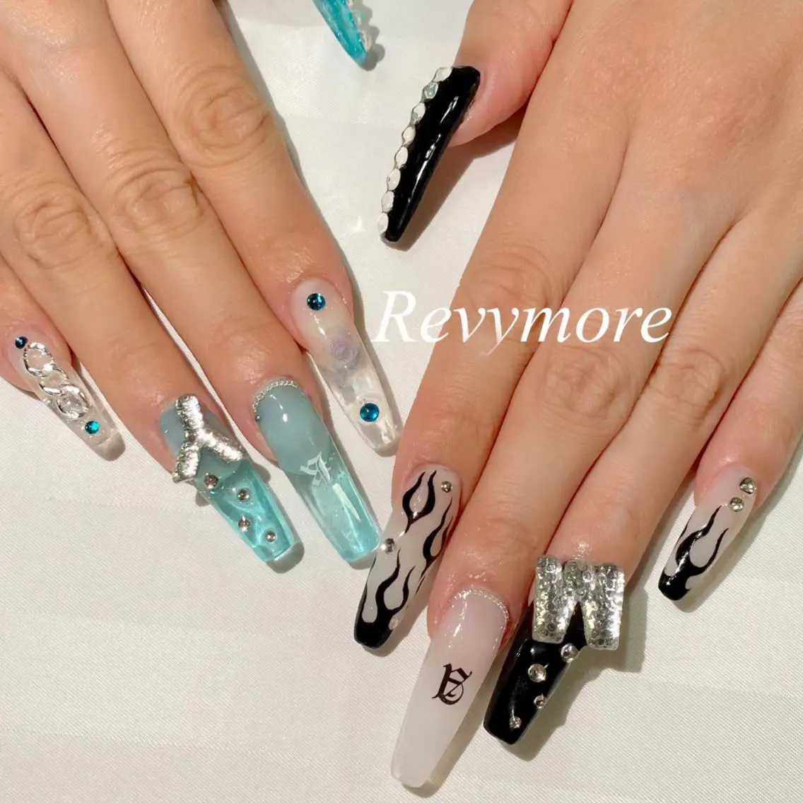 ロング ネイル ブルー クリアネイル ジェルネイル シンプルネイル ストーンネイル nail salon Revymoreのネイルデザイン