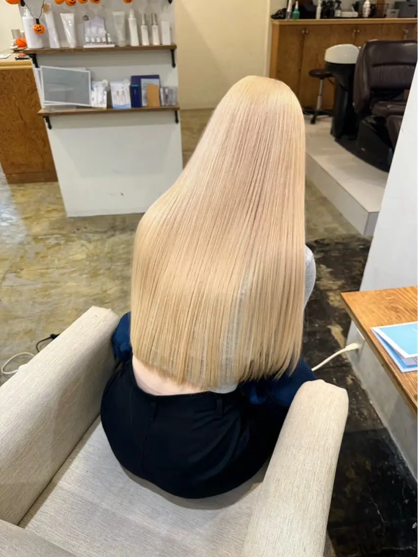 ロング ヘアカラー miyu カット・ハイトーンのヘアスタイル