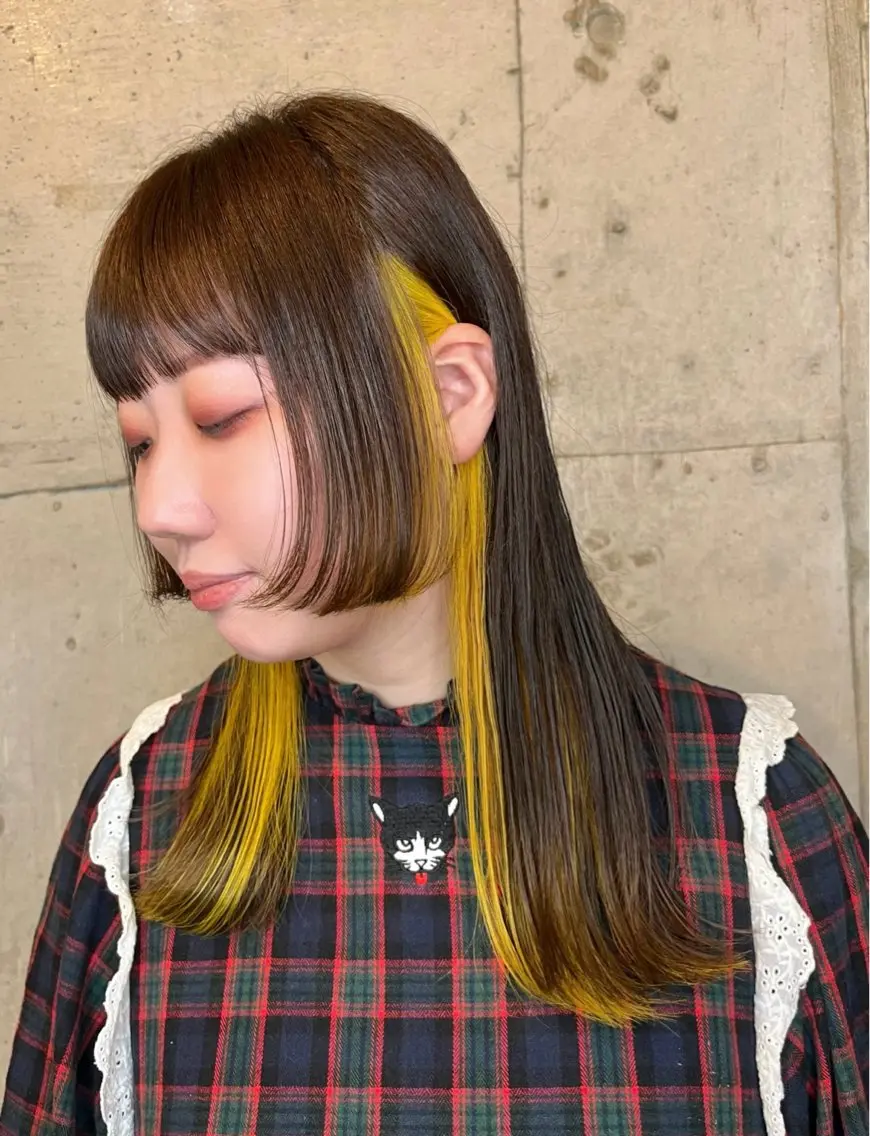 セミロング カラー インナーカラー イエローカラー ボブ 姫カット オン眉 ヘアカラー 派手髪デザインカラー ヒロカのヘアスタイル