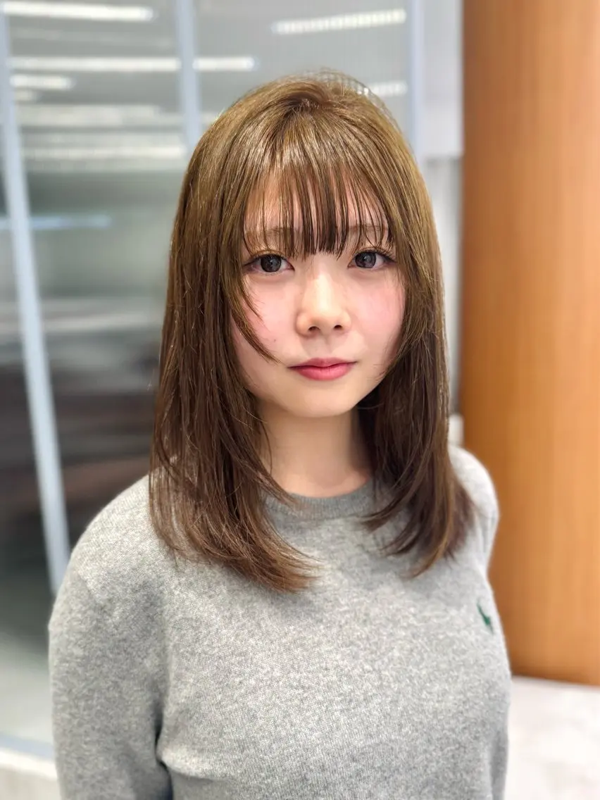セミロング カラー ベージュカラー ブリーチ ブリーチなしカラー オリーブベージュ レイヤーカット カット ヘアカラー ブリーチなし 寒色カラーのヘアスタイル