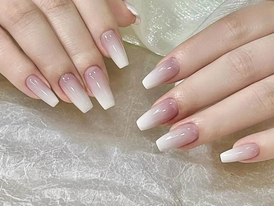 ネイル ジェルネイル グラデーション ミディアムネイル オフィスネイル ピンク ハンドネイル ハンドケア Feinn Ink💕のネイルデザイン