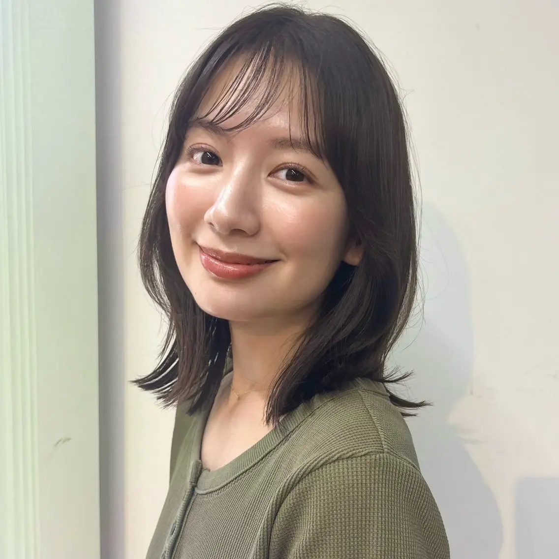 ミディアム カラー ブラウンカラー 透明感カラー オリーブブラウン くびれヘア カット ヘアカラー あやめ【顔まわり/レ イヤー/柔らかカラ】のヘアスタイル