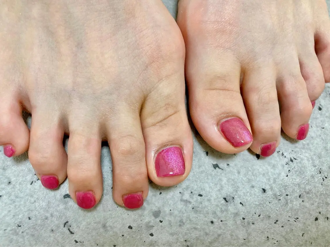 ネイル マグネットネイル ピンク 赤色 フットネイル mogunail &blowのネイルデザイン
