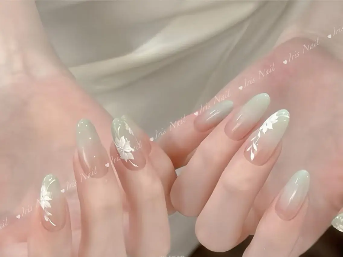ネイル グラデーション ハンドネイル ハンドケア 🍒IRIS Nail🌸のネイルデザイン