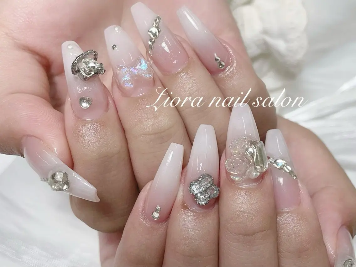 ネイル フレンチネイル ジェルネイル ガーリー グラデーション キラキラネイル ハンドネイル JUN Lioraネイルのネイルデザイン