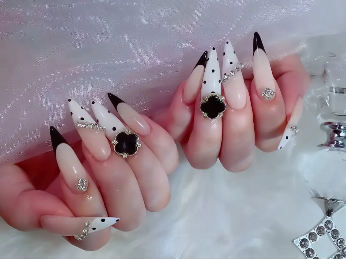 ネイル アニマル柄 ボルドー ブラウン チークネイル フレンチネイル ハンドネイル Rin Nail 新大久保店のネイルデザイン