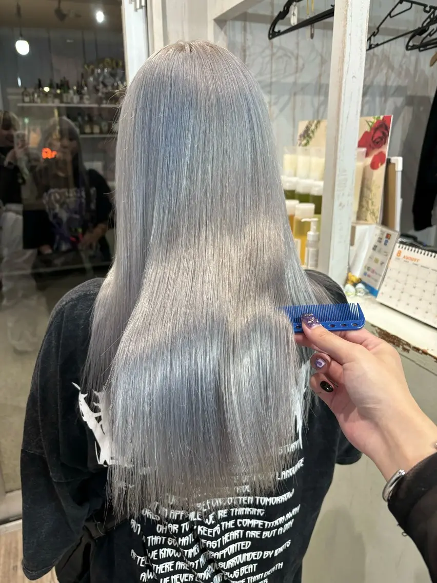 ロング カラー ブリーチ シルバー ホワイトシルバー 桑原 由理のヘアスタイル