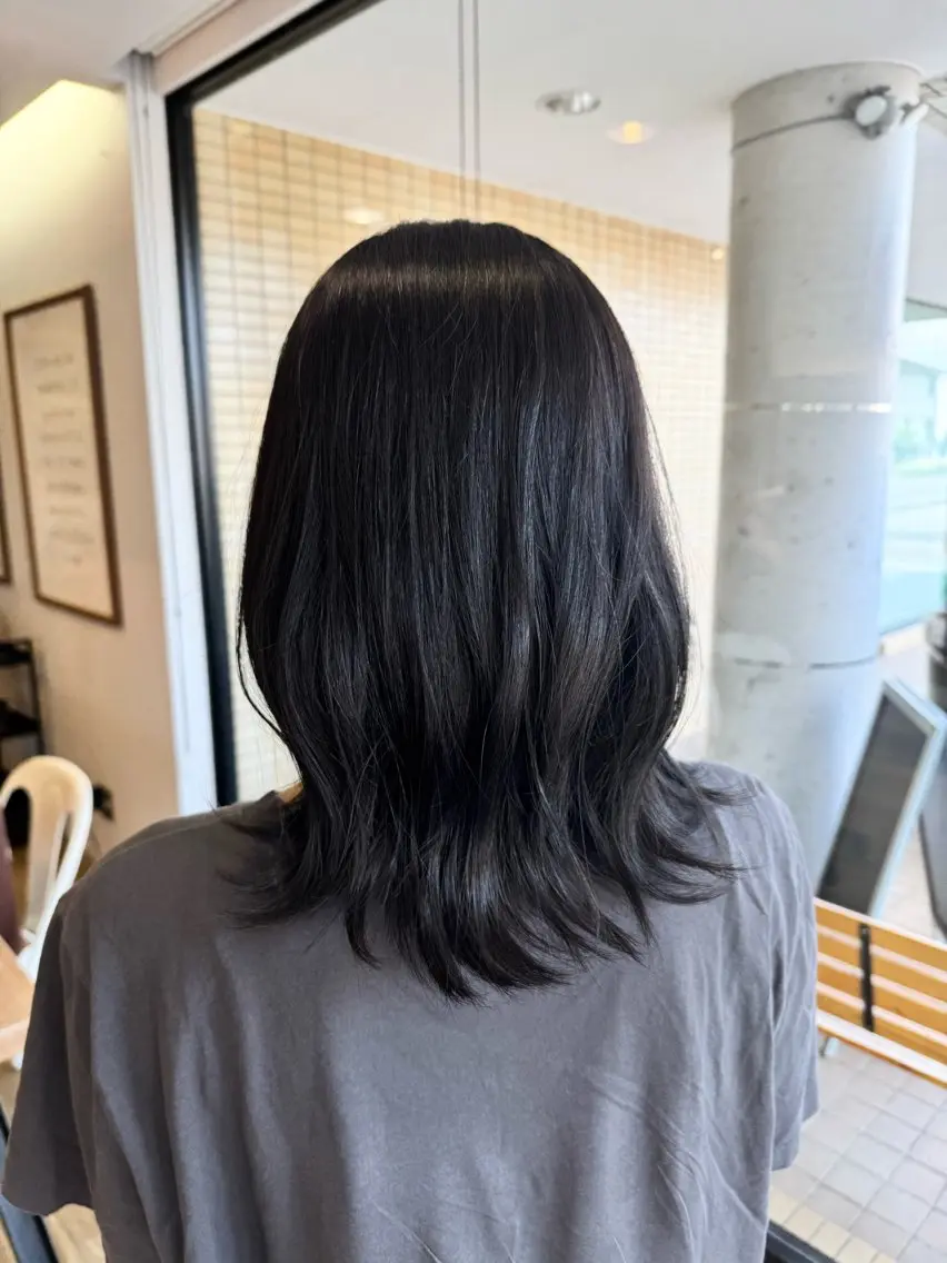 セミロング カラー 黒髪 ブルーカラー ブルーブラック ヘアカラー トリートメント ツキダテ ユイのヘアスタイル