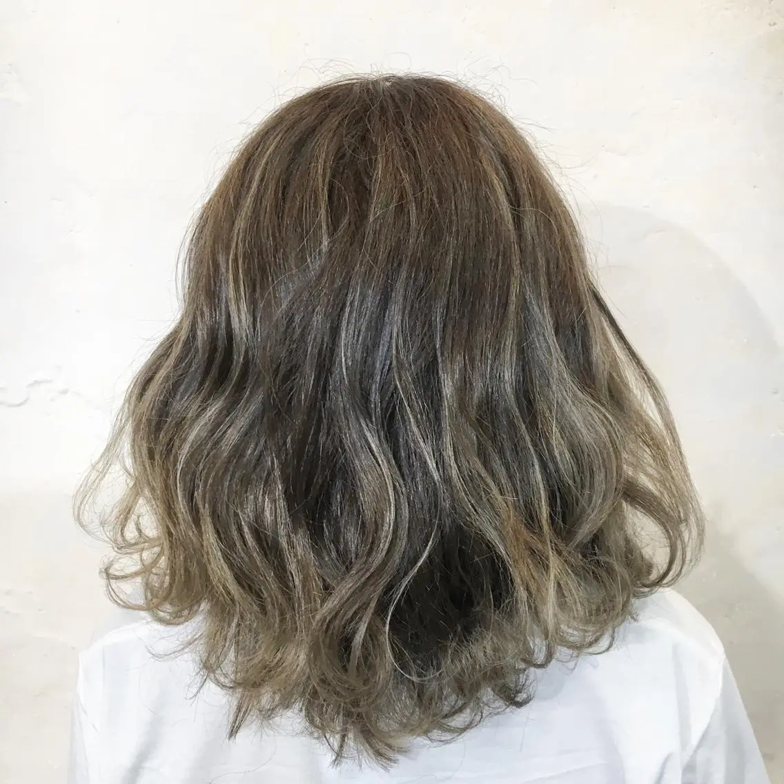 ミディアム カラー パーマ ヘアアレンジ メンズ キッズ ネイル マツエク・マツパ 結婚式・ブライダル ミディアムパーマ メンズバレイヤージュ センターパート メンズハイライト 角床直哉 カラーカットNO 1のヘアスタイル
