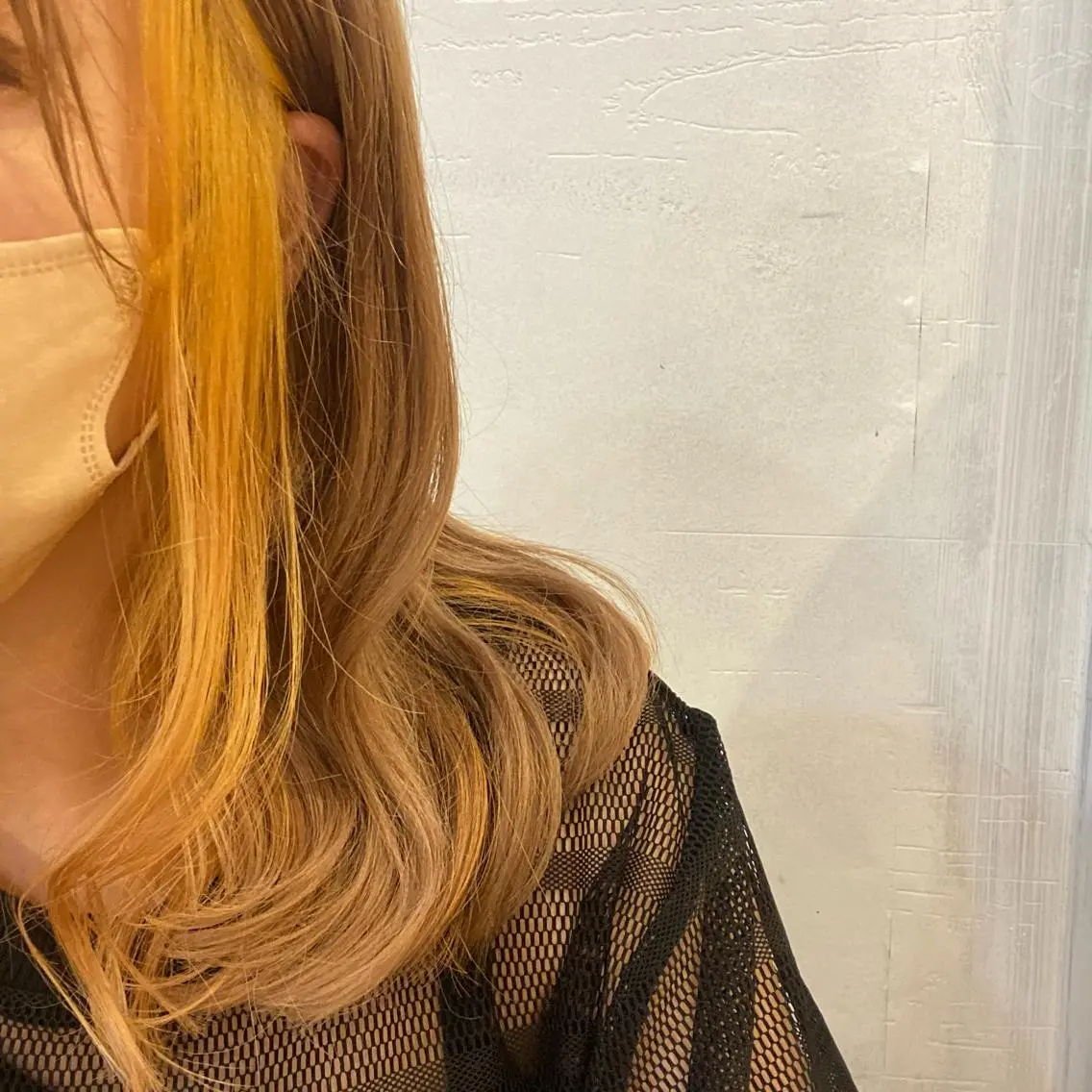 セミロング カラー インナーカラー イエローカラー 三ノ宮美容室 see by merのヘアスタイル