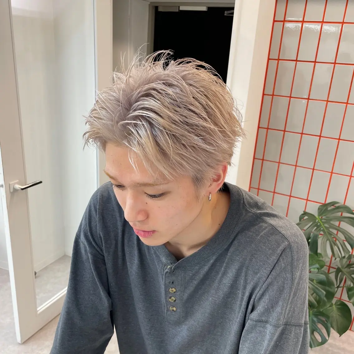カラー メンズ メンズハイトーン ベージュカラー ハイトーンカラー ミルクティーベージュ ホワイトベージュ ヘアカラー グレージュ/ベージュ 🎀momo🎀のヘアスタイル