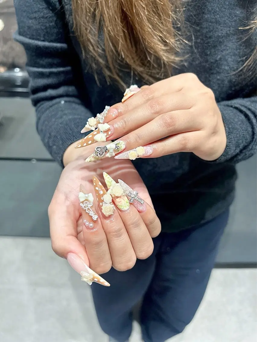 ネイル チークネイル ドット フレンチネイル グラデーション ハート Eli Muse 新宿ネイルのネイルデザイン