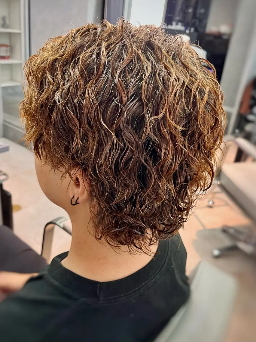 ミディアム カラー パーマ メンズ ミディアムパーマ メンズパーマ メンズウルフカット ブラウンカラー ウルフカット ヘアカラー パーマ メンズツイスパ波巻き 橋本貴志ブリーチのヘアスタイル