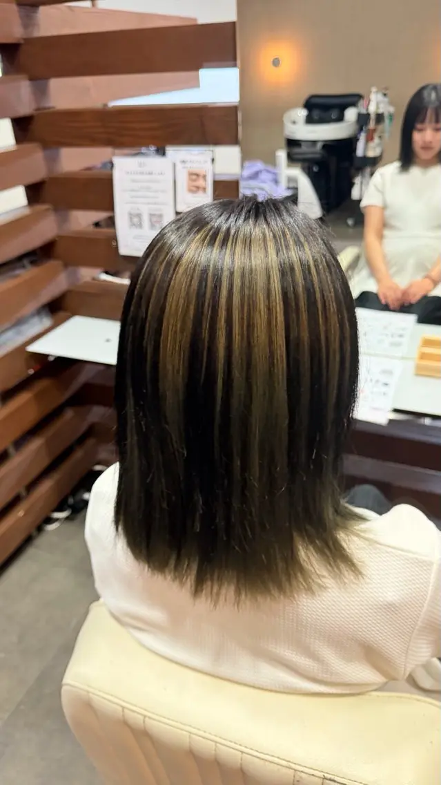 セミロング ヘアカラー LiL しおんのヘアスタイル